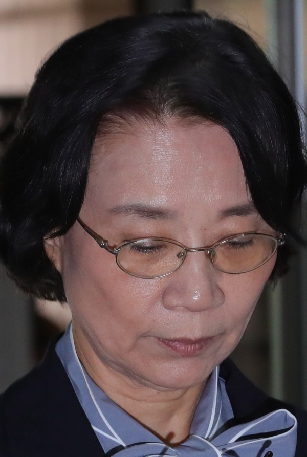 외국인 가사도우미 불법 고용 혐의를 받고 있는 이명희 전 일우재단 이사장이 20일 오전 서울 서초구 서울중앙지방법원에서 열린 영장실질심사에 출석하고 있다.(사진=newsis)