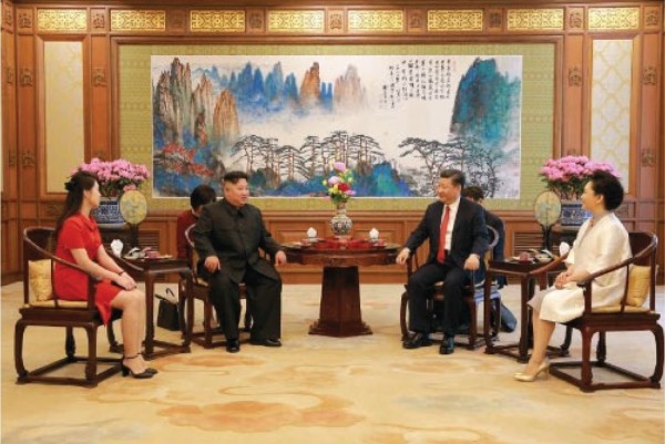 북한 노동신문은 지난 20일 김정은 국무위원장이 중국을 방문해 시진핑 중국 국가주석과 단독회동을 하고 전략·전술적 협동 강화를 논의했다고 21일 보도했다. 김정은 위원장과 시진핑 주석은 조어대 국빈관에서 단독 회동을 한 뒤 리설주 여사, 펑리위안 여사와 오찬을 함께 했다. 김 위원장은 이날 중국 농업과학원 국가농업과학기술혁신원, 베이징시 궤도교통지휘센터, 중국 주재 북한 대사관 등을 방문한 뒤 평양으로 돌아갔다.(출처=노동신문)