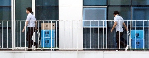 20일 공정거래위원회 퇴직자들의 취업 특혜 혐의를 포착한 검찰이 20일 공정위 기업집단국 등에 대해 압수수색을 벌여 압수품을 차량으로 옮기고 있다. (사진=newsis)