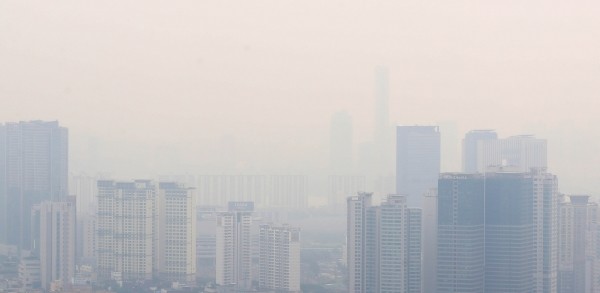 초미세먼지 농도가 '나쁨'단계를 보인 날 서울 용산구 남산에서 바라본 도심.(사진=newsis)