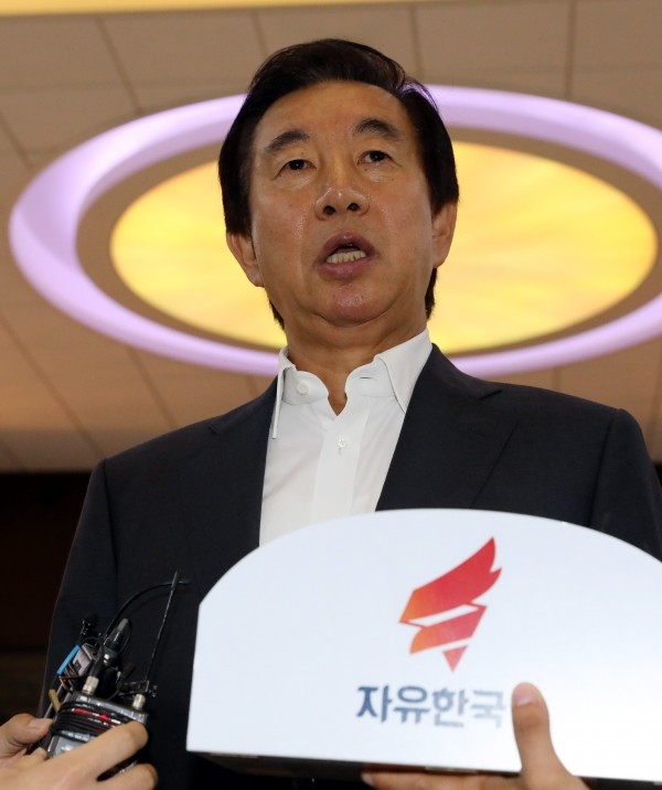 김성태 자유한국당 원내대표 등 의원들이 15일 오후 서울 영등포구 여의도 국회에서 진행된 의원총회 후 김성태 원내대표가 취재진의 질문에 답변하고 있다. 2018.06.15. since1999@newsis.com