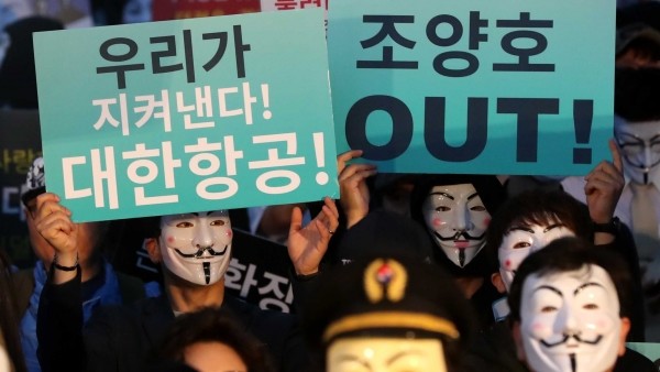 대한항공 직원연대가 조양호 한진그룹 회장 등 총수 일가 퇴진을 요구하는 촛불집회를 하고 있다는 모습이다.(사진=newsis)