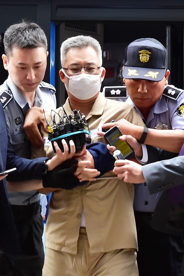 댓글조작 의혹 관련 드루킹 김모씨가 28일 오전 특검 사무실로 소환되고 있다.(사진=newsis)