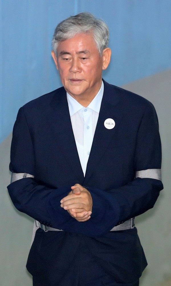 국정원 특활비를 불법 수수한 혐의로 구속 기소된 최경환 자유한국당 의원이 29일 오전 서울 서초구 서울중앙지법에서 열린 1심 선고 공판에 출석하고 있는 모습.(사진=newsis)