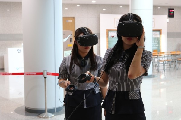 학생들이 가상전투 체험을 하고 있다.(사진=newsis)