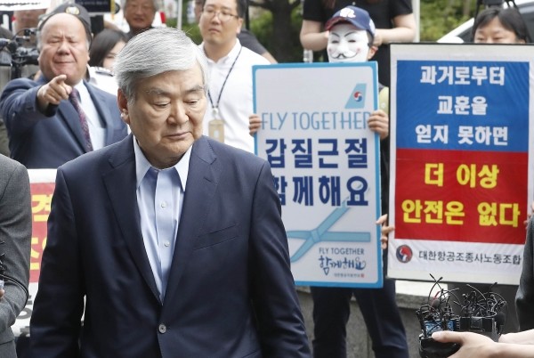 지난달 28일 탈세 및 횡령 혐의를 받고 있는 조양호 한진그룹 회장이 검찰에 출석하고 있다. 조 회장 뒤편으로 대한항공 직원 등이 한진그룹 총수일가의 퇴진을 촉구하고 있는 모습이다.(사진=newsis)