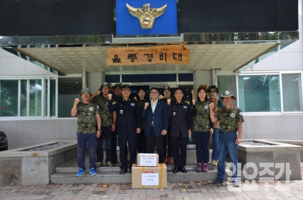 독도경비대를 찾아 구급약품을 전달하고 함께 기념 사진을 촬영하고 있다.