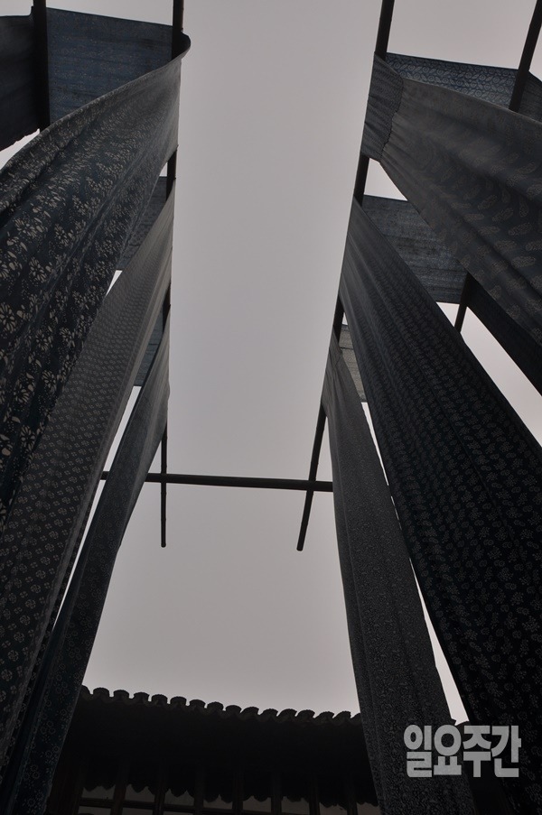 ▲홍원태염색방 -천연식물염색방으로 염색부터 건조까지 수작업으로 진행하는 염색방이다.