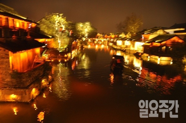 ▲1300년의 역사를 그대로 간직한 수향마을 오진의 밤은 화려한 불빛과 반영이 혼의 색을 입혀 늘어뜨린듯 매혹적이고 몽환적이다.