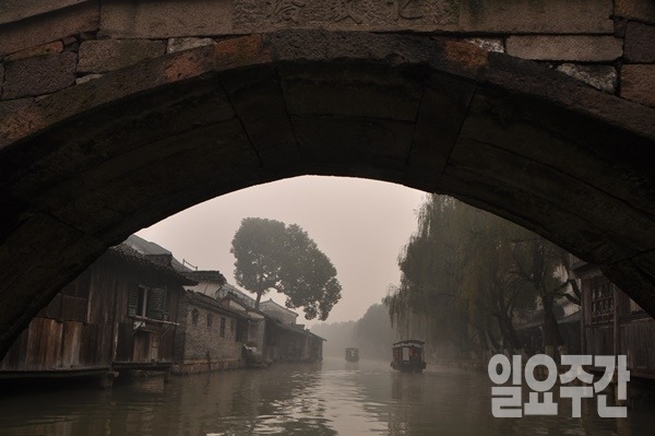 ▲ 중국의 베니스 수향마을 아직도 이 다리 밑으로 나룻배가 다니고 짐도 옮기고 교통수단으로도 이용하고 있다.
