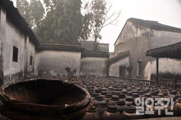 ▲삼백주작방- 오진여행에서 빠질 수 없는 곳으로 3대 주가 중 하나로' 천년고진에서 백년의 술을 빚는다"는 삼백주 . 흰쌀과 흰 누룩 맑은 물로 빚는다 하여 붙여진 이름이다.