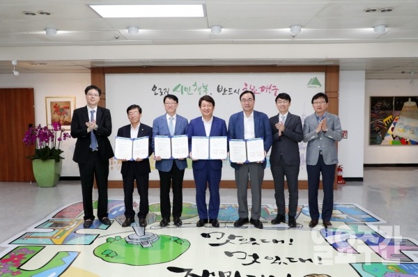 사진 왼쪽부터 조호찬 교수, 이영호 대구경북첨단의료산업진흥재단 이사장, 송광순 동산병원장, 이진우 세브란스부원장, 권영진 대구광역시장, 허승호 교수, 송대규 교수가 연구협약 체결 후 기념촬영을 하고 있다.