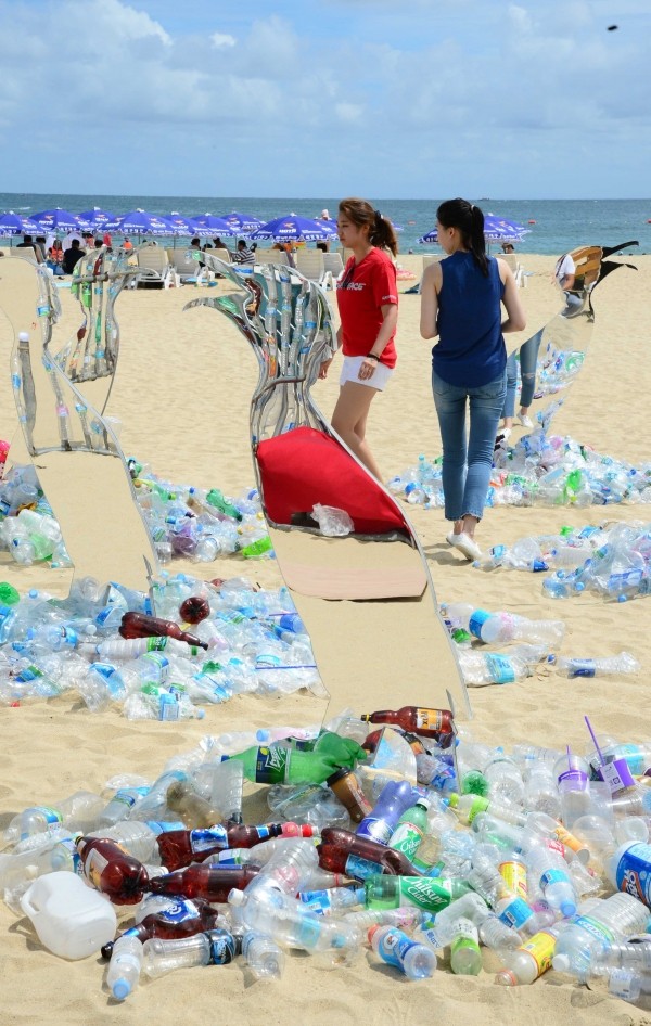 국제환경단체 '그린피스' 활동가들이 일회용품 줄이기 캠페인의 일환으로 플라스틱으로 뒤덮인 해변을 표현한 미술작품을 설치하고 있는 모습.(사진=newsis)