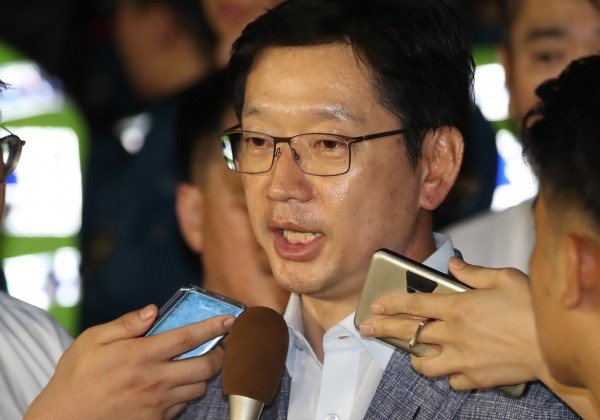 '드루킹' 일당의 댓글 공작에 연루된 의혹을 받고 있는 김경수 경남도지사가 7일 새벽 특검의 조사를 받은 후 귀가했다. 사진은 특검 조사를 마치고 나와 취재진의 질문을 받고 있는 모습.(사진=newsis)