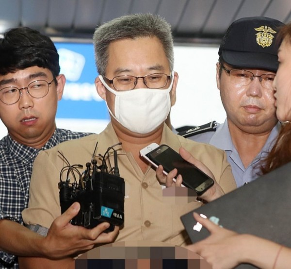 댓글 여론조작 혐의를 받고 있는 '드루킹' 김모씨가 12일 특검 사무실로 들어서고 있는 모습.(사진=newsis)