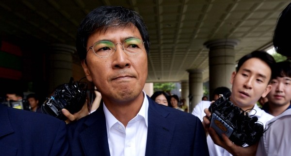 수행비서를 성폭행한 혐의로 기소된 안희정 전 충남도지사가 14일 1심 선고를 마치고 서울서부지방법원을 나서고 있다.(사진=newsis)