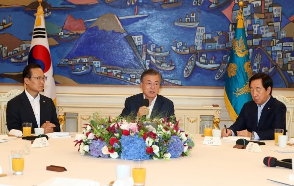 문재인 대통령이 16일 청와대 본관 인왕실에서 여야 5당 원내대표와 오찬 간담회를 하고 있다.(사진=newsis)