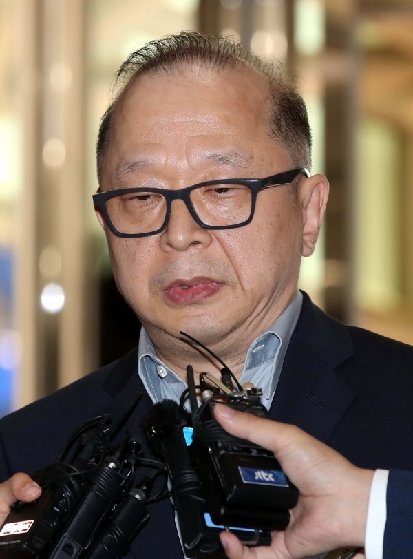 회삿돈을 유용한 혐의를 받는 이재환 CJ파워캐스트 대표가 피의자 신분으로 조사를 받기 위해 17일 오전 서울 서대문구 경찰청으로 출석하고 있다. (사진=newsis)