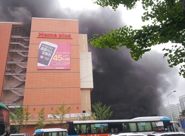 지난 2014년 5월6일 오전 9시 2분께 경기도 고양시 일산동구 고양종합터미널 지하 1층에서 발생한 화재로 검은 연기가 치솟고 있다. (사진=newsis)