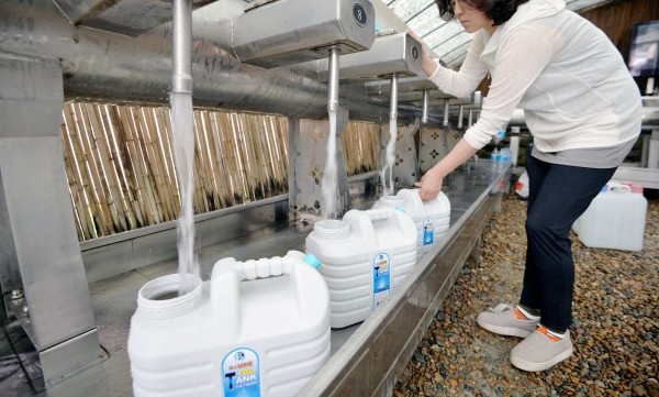 지난 6월 대구지역 수돗물에 유해물질이 검출된 이후 시민들이 생수통에 물을 담아가고 있는 모습.(사진=newsis)