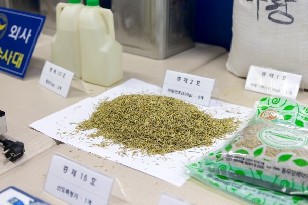 부산경찰청 국제범죄수사대는 지난 20일 총책 A씨를 마약류 관리에 관한 법률 위반 혐의로 구속하고, B씨 등 6명을 불구속 입건했다. 이를 통해 원료물질과 필로폰 추출 기자재 등 총 31종(59점)을 증거물로 압수했다.(사진=부산경찰청 제공)