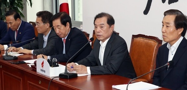 발언하는 김병준 비상대책위원장