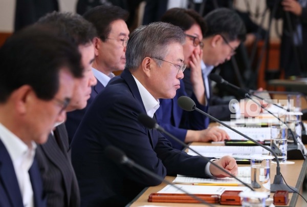일자리 등 경제지표가 악화되면서 문재인 정부의 고민이 깊어지고 있다. 사진은 문재인 대통령이 30일 청와대 본관 충무실에서 열린 민선7기 시·도지사 간담회에서 일자리 정책구상 발표를 경청하고 있는 모습.(사진=newsis)