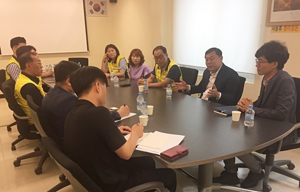 3일 김종훈 민중당 의원이 노사 간 첨예한 갈등을 빚고 있는 이마트 안양점을 찾았다. (사진=김종훈 의원실)