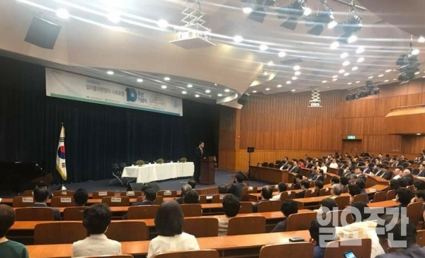 4일 오후 일치를위한정치.사회포럼 10주년 기념식이 국회 헌정기념관 대회의실에서 정세균 전, 국회의장을 비롯한 전,현직 국회의원과 정치인, 김희중 천주교주교회의의장 및 포콜라레 동북아 대표 등 많은 분들이 참석한 가운데 성황리에 개최되었다.