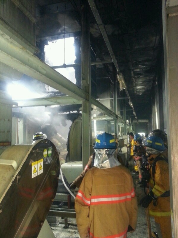 4일 경기 용인시 기흥구 삼성전자 기흥사업장에서 이산화탄소가 유출된 사소가 발생해 3명의 사상자가 발생했다. 사진은 지난 2013년 7월 기흥사업장 3라인 공장 옥상에서 불이 난 모습이다. 기흥사업장에서의 사고가 어제오늘의 일이 아니라는 점에서 특단의 대책이 필요하다는 목소리가 커지고 있다.(사진=newsis)