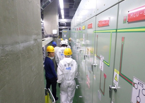 지난 6일 삼성전자 기흥사업장에서 이산화탄소 유출 사고가 발생해 3명의 사상자가 발생했다. 경찰과 국과수 관계자들이 사고 현장에서 합동 감식을 하고 있다.(사진=경기남부지방경찰청 제공)