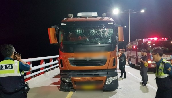 지난 11일 부산과 경남 거제시를 잇는 거가대교 위에서 만취 상태로 트레일러를 몰던 운전기사가 도로를 가로막고 차량을 들이받는 등 난동을 부리며 경찰과 대치하고 있는 모습.(사진=부산경찰청 제공)