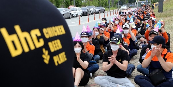 치킨 프랜차이즈인 BHC 가맹점주들이 지난 6월14일 공정거래위원회 앞에서 본사의 불공정행위 개선을 촉구하며 집회를 열고 있는 모습.(사진=newsis)