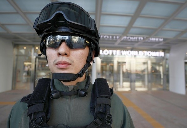 롯데월드타워 대테러팀 대원이 360도 넥밴드 카메라를 장착하고 근무를 하고 있다. (사진제공=롯데물산)