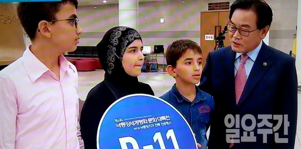 시리아에서 온 아이들과 백선기 칠곡군수가 사랑과 평화를 담은 낙동강 세계평화 문화대축전 행사를 위한 홍보 행사에 참석하고 있다.