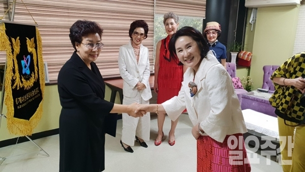 (사)세계한인여성회장협의회 박양숙 대표총재와 세계여성문화예술협의회 김춘엽 회장이 MOU체결 후 악수하는 모습