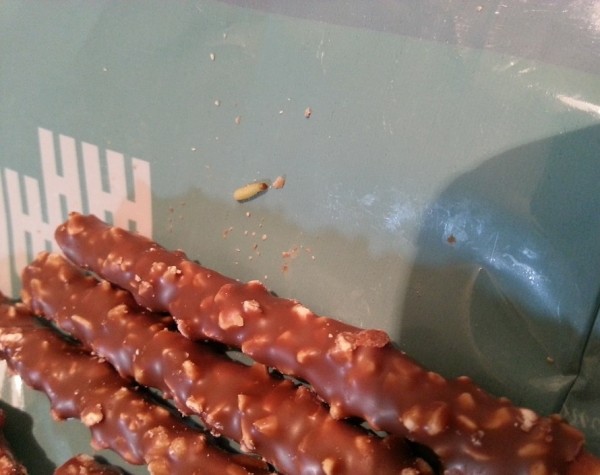 지난 2015년 2월 '아몬드 빼빼로'에서 애벌레가 나왔다며 소비자가 '네이트판'에 올린 사진.(출처=네이트판)