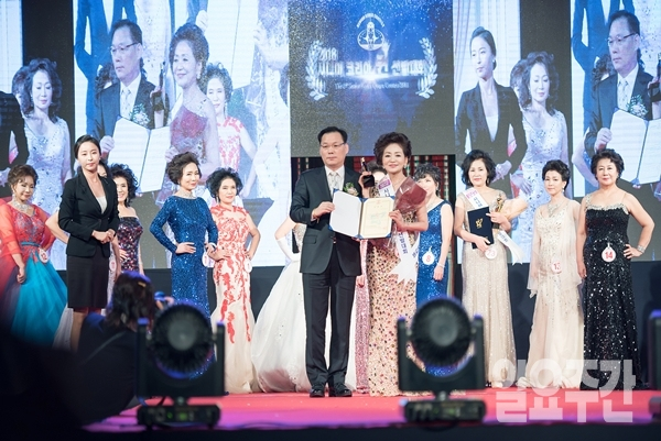 일요주간 노금종 대표, 김준회 일요주간 홍보대사 수상 후 기념촬영