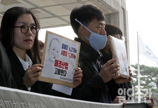 27일 가습기살균제참사전국네트워크 회원들이 서울중앙지검 앞에서 CMIT·MIT 원료를 쓴 SK케미칼·애경산업 대한 수사가 이뤄지지 않고 있다고 주장하며 가습기 살균제 사건 수사 촉구 고발장 접수에 앞서 기자회견을 하고 있는 모습.