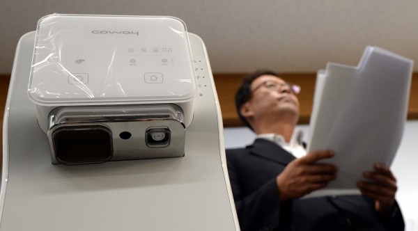 지난 2016년 9월 산업통상자원부와 환경부, 한국소비자원이 정부세종청사에서 코웨이 3종 얼음정수기에서 증발기의 니켈도금이 떨어진 제품결합의 원인이 증발기와 히터 등으로 구성된 냉각구조물의 구조, 제조상 결함문제로 드러났다고 발표하고 있는 모습.(사진=newsis)