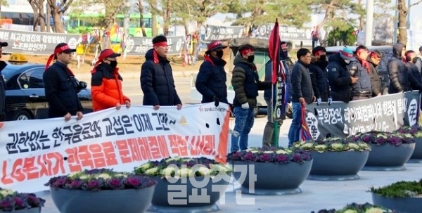 재계 4위 LG그룹의 서울 여의도 쌍둥이 빌딩에서는 한국음료지회 노조원들이 60일째 천막 농성을 펼치고 있다.