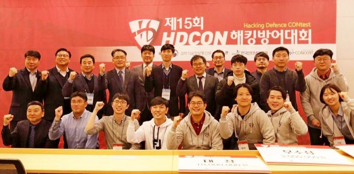 수상자들이 기념사진을 찍고 있다.(사진=과기부)