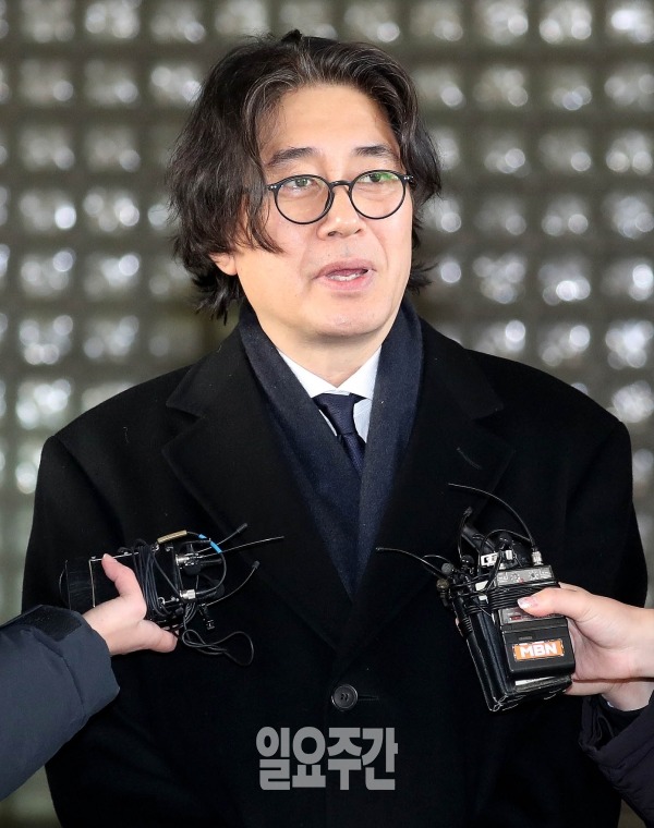 지난 12일 '황제보석' 의혹에 휩싸인 이호진 전 태광그룹 회장이 서울중앙지방법원에서 횡령 배임' 혐의와 관련한 파기환송심 1차 공판을 마친 후 법정을 나서며 취재진의 질문에 답변하고 있는 모습.