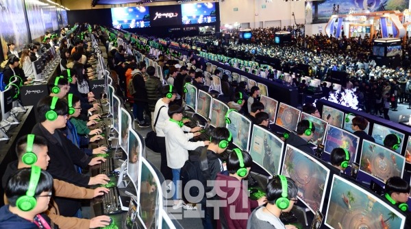 부산 벡스코 제1전시장에서 개막한 국제 게임전시회를 찾은 관람객들이 다양한 신작 게임을 즐기고 있는 모습.