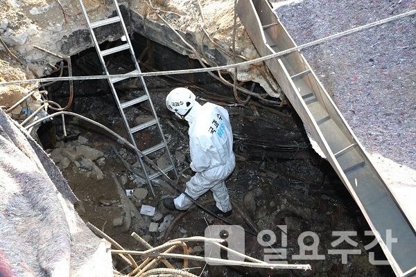 지난달 28일 국립과학수사연구소 관계자가 KT 아현지사 통신구 화재현장을 조사하고 있는 모습.