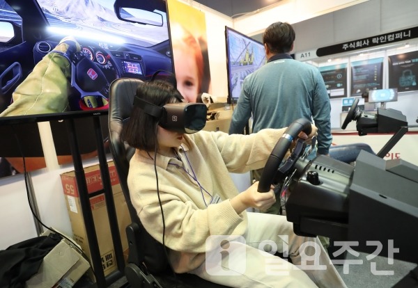 지난해 12월 열린 제5회 앱쇼코리아에서 관람객들이 360도 VR 게임을 체험하고 있는 모습.