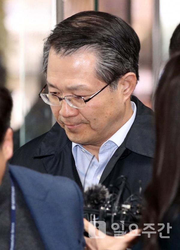 에버랜드 노조 와해에 가담한 혐의로 불구속 기소된 강경훈 삼성전자 부사장 모습.사진은 지난해 12월19일 오전 서울 서초구 서울중앙지방법원에서 열린 구속 전 피의자 심문(영장실질심사)을 받기 위해 법정으로 향하고 있는 모습.